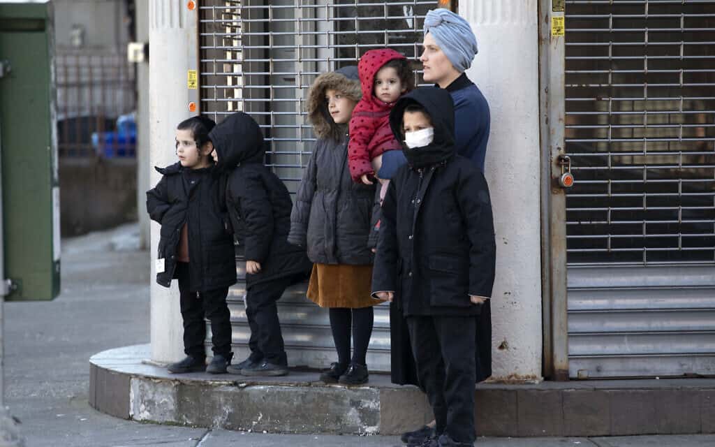 מגפת הקורונה בניו יורק: משפחה חרדית ברחוב, למצולמים אין קשר לנאמר בכתבה (צילום: AP Photo/Mark Lennihan)
