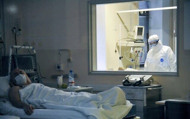 חולה המאושפז במחלקה לטיפול בקורונה בבית חולים במוסקבה. מרץ 2020 (צילום: Aleksandr Avilov, Moscow News)