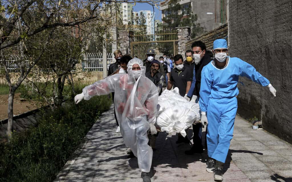 מגפת הקורונה באיראן: פינוי גופה של קרבן נוסף, מרץ 2020 (צילום: AP Photo/Ebrahim Noroozi)
