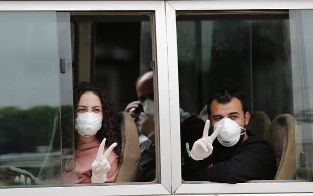 משבר הקורונה: אזרחים לבנונים שבים הביתה אחרי שנתקעו בסעודיה, אפריל 2020 (צילום: AP Photo/Hussein Malla)