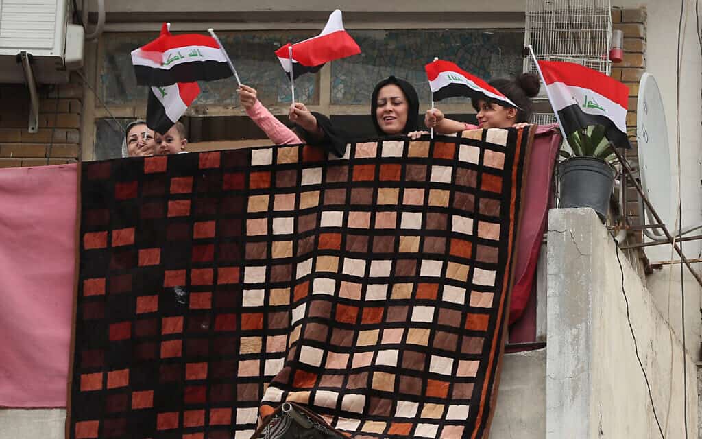 התפרצות הקורונה בעיראק: דגלים במרפסות לאות סולידריות עם הרופאים ועם החולים, אפריל 2020 (צילום: AP Photo/Hadi Mizban)