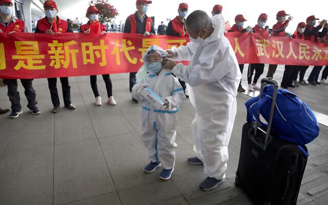 עידן הקורונה: שדה תעופה בסין, 8 באפריל 2020 (צילום: AP Photo/Ng Han Guan)
