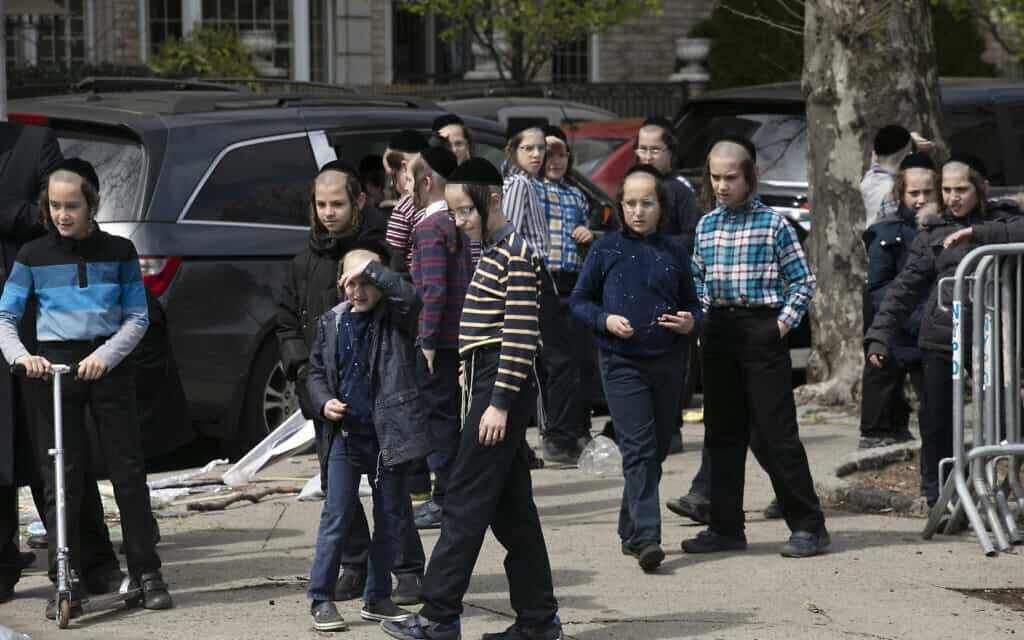 עידן הקורונה: ילדים חרדים בניו יורק מתקהלים כדי לצפות בשרפת חמץ לפסח, אפריל 2020 (צילום: AP Photo/Mark Lennihan)
