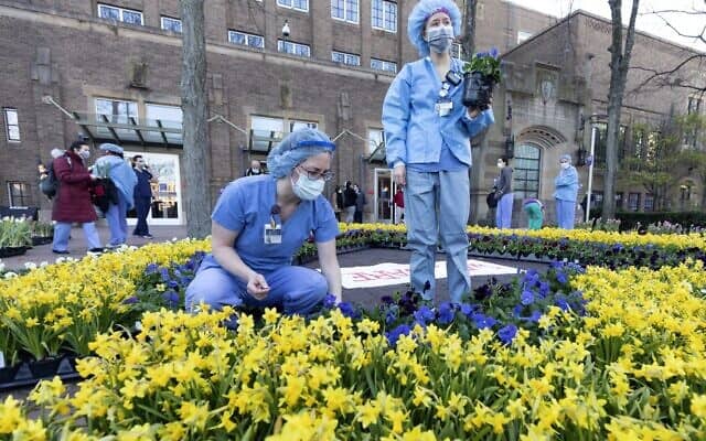 עובדות בית חולים בבוסטון בוחרות פרחים מתוך מבחר שנתרם לצוות בית החולים (צילום: AP Photo/Michael Dwyer)