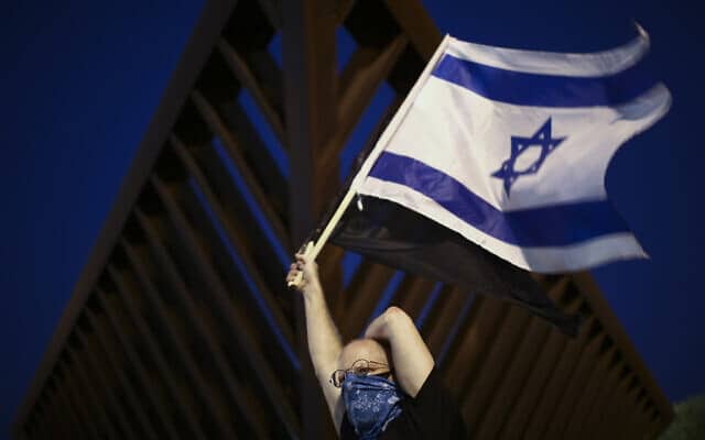 עידן הקורונה: הפגנה נגד המשך שלטון נתניהו בכיכר רבין בתל אביב, אפריל 2020 (צילום: AP Photo/Oded Balilty)