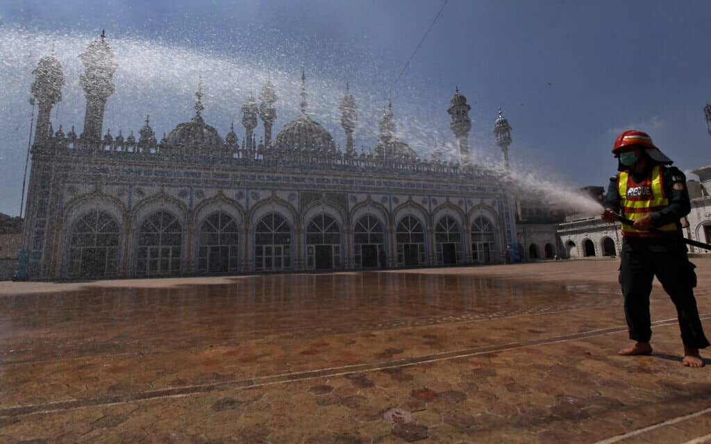 גם בפקיסטן: חיטוי מסגד מפני הקורונה, לקראת הרמדאן, 21 באפריל 2020 (צילום: AP Photo/Anjum Naveed)