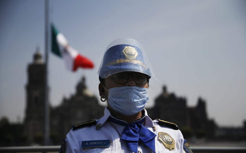 משבר הקורונה במקסיקו: הדגל הורד לחצי התורן לאות הזדהות עם משפחות הקרבנות (צילום: AP Photo/Marco Ugarte)