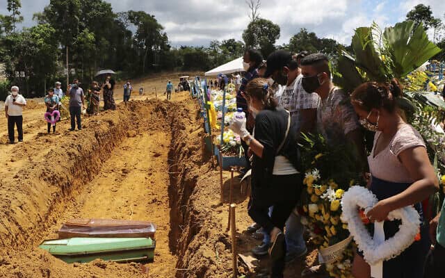 משבר הקורונה בברזיל: קבר אחים לקרבנות המגפה (צילום: AP Photo/Edmar Barros)