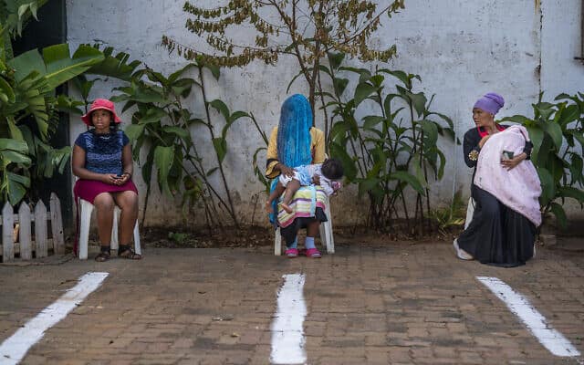 רמדאן גם בדרום אפריקה: נשים מוסלמיות ממתינות לתורן להיכנס למסגד, תוך הקפדה על כללי הריחוק החברתי, 23 באפריל 2020 (צילום: AP Photo/Jerome Delay)