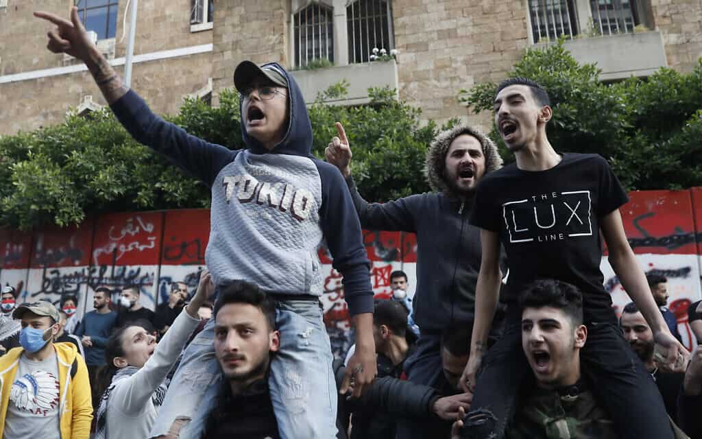עידן הקורונה: הפגנה נגד הבנק המרכזי בלבנון, 23 באפריל 2020 (צילום: AP Photo/Hussein Malla)