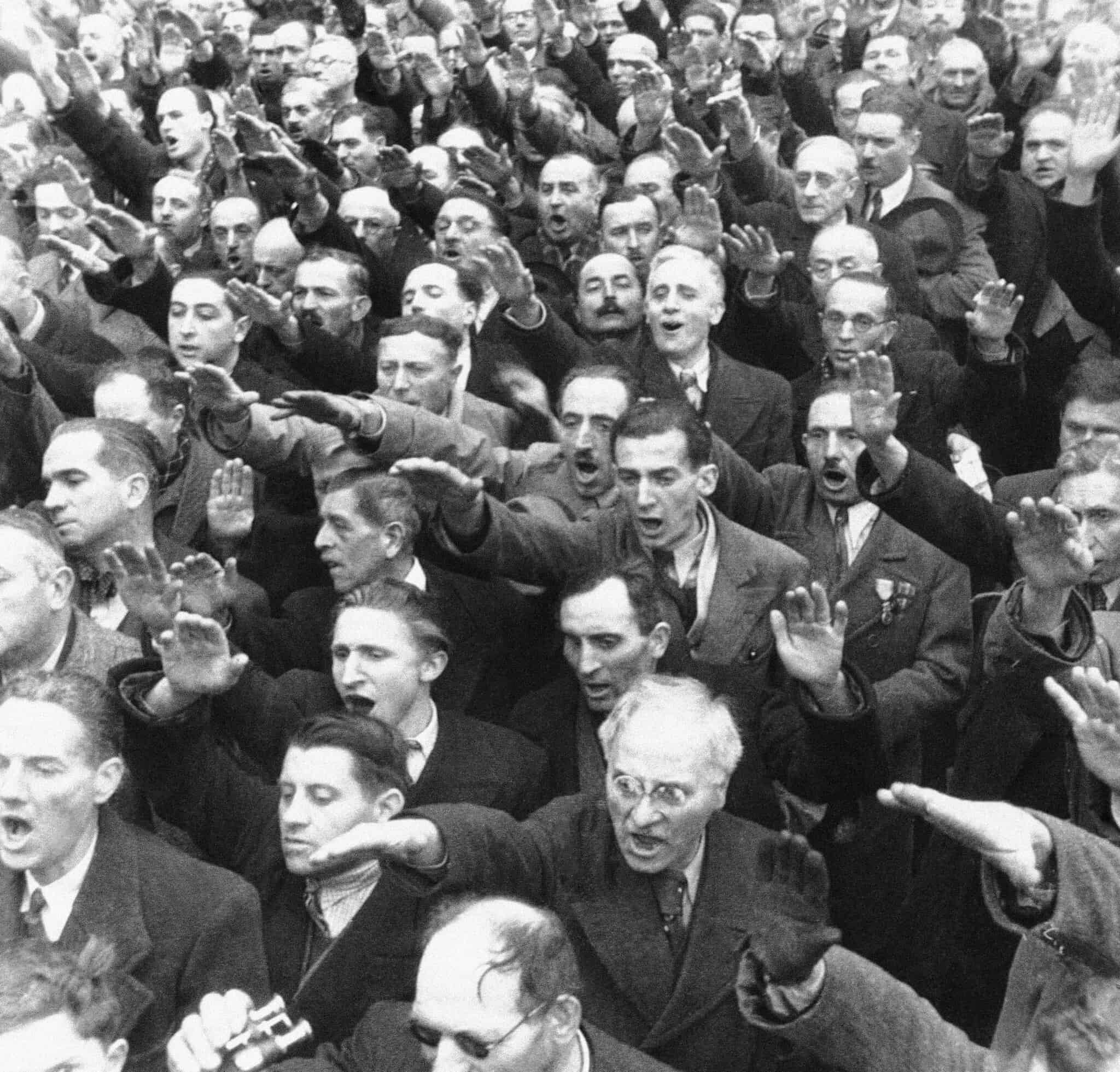 וטרנים צרפתיים נשבעים אמונים למרשל פיליפ פאטן בכיכר העיר ליון, נובמבר 1940 (צילום: AP)