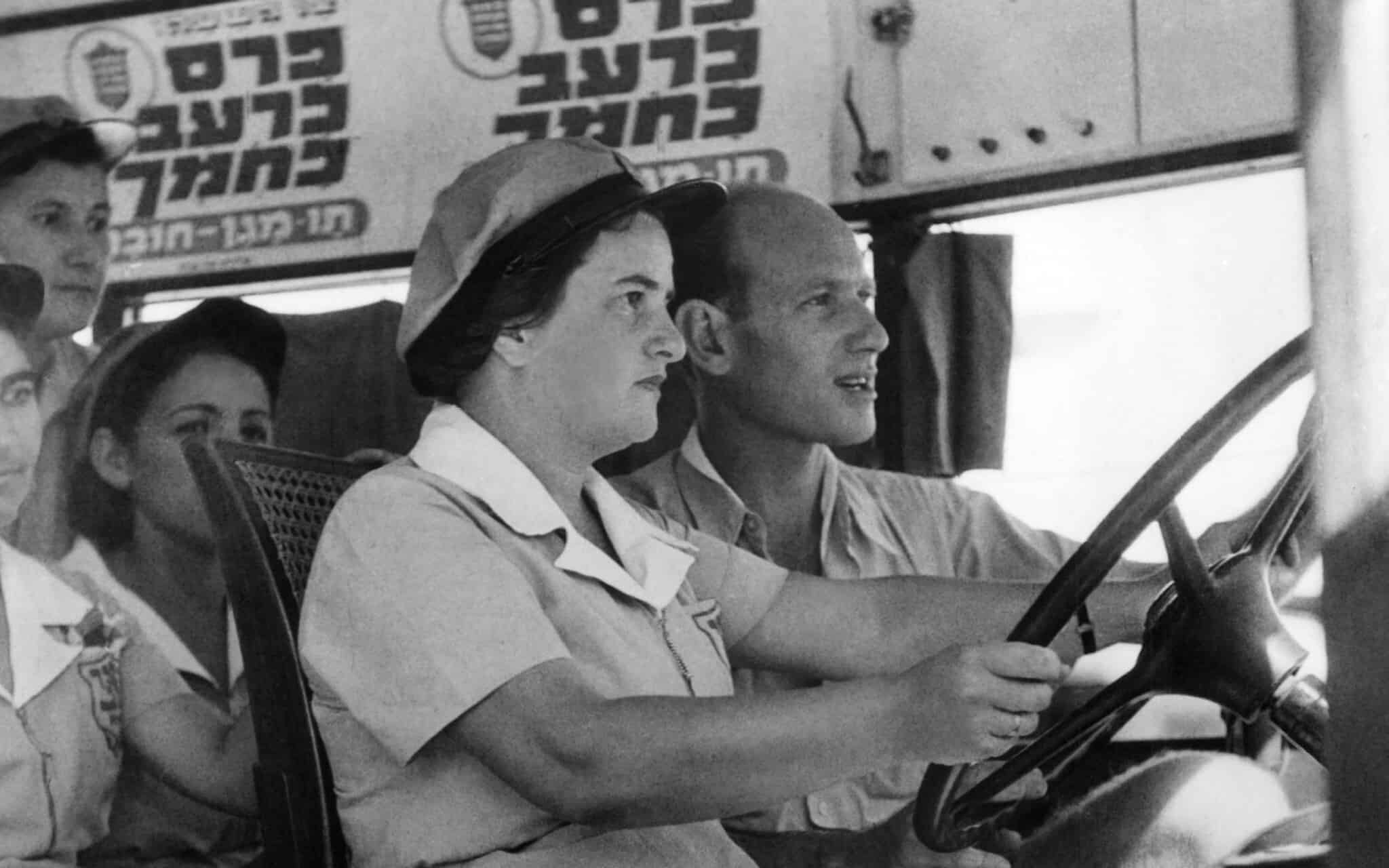 יוני 1941: נשים יהודיות לומדות כיצד לנהוג על אוטובוס בדרך לירושלים, לאחר שגברים יהודיים רבים הצטרפו לצבא הבריטי כדי להילחם בנאצים (צילום: AP)