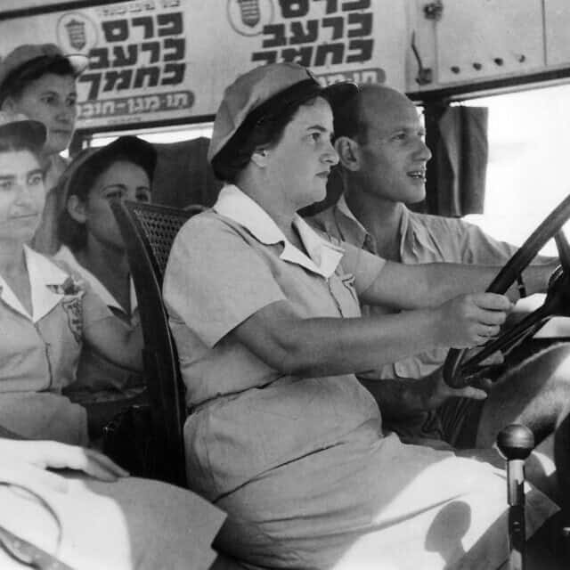 יוני 1941: נשים יהודיות לומדות כיצד לנהוג על אוטובוס בדרך לירושלים, לאחר שגברים יהודיים רבים הצטרפו לצבא הבריטי כדי להילחם בנאצים (צילום: AP)