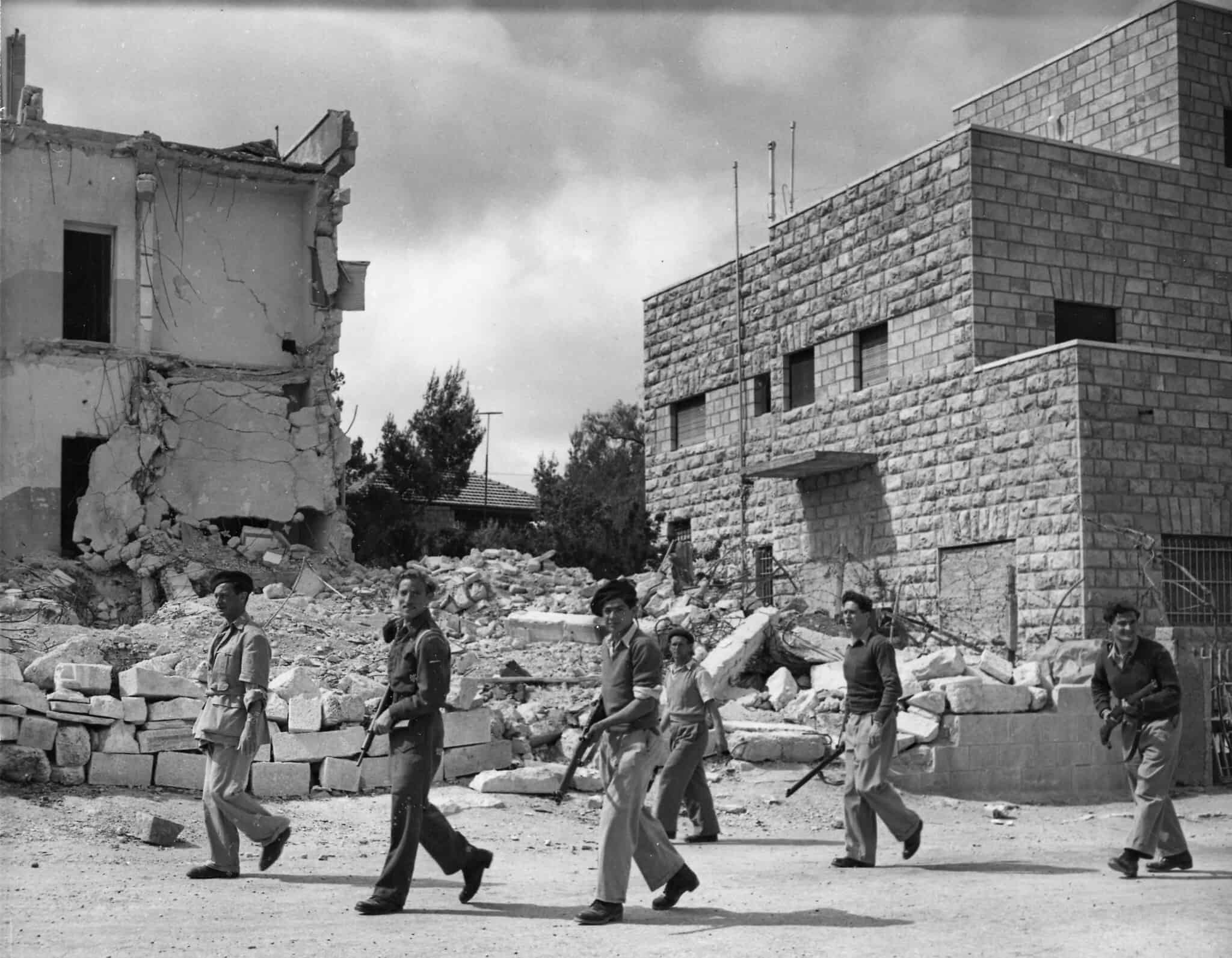 חברי ההגנה מסיירים בשכונת קטמון בירושלים, 6 במאי 1948 (צילום: AP Photo/Pringle)