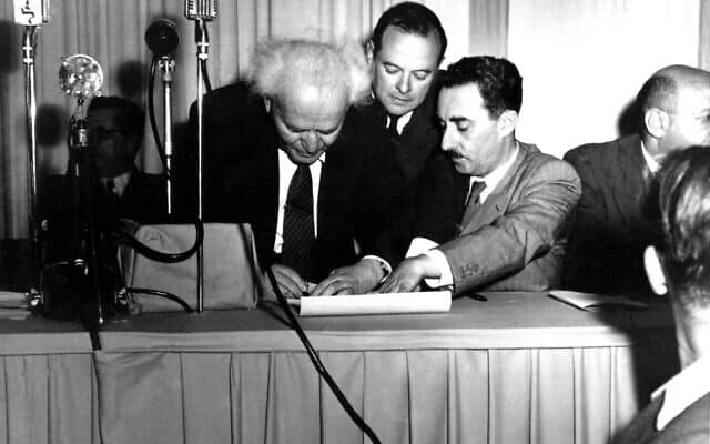  דוד בן גוריון חותם על מגילת העצמאות ב-14 במאי 1948. מימינו, משה שרת (צילום: AP Photo)