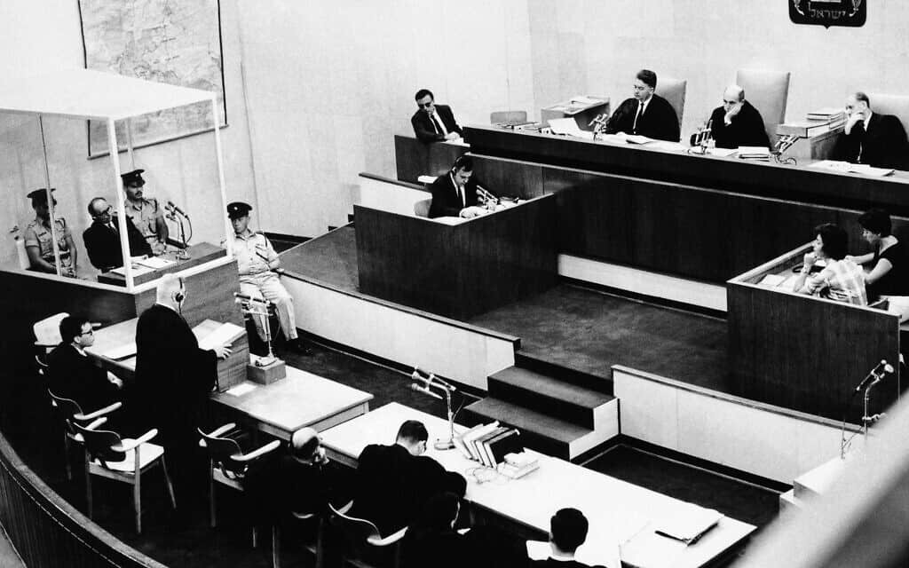 משפטו של אדולף אייכמן, ב-11 בדצמבר 1961. בהרכב יושבים השופטים בנימין הלוי, משה לנדוי ויצחק רוה (צילום: AP Photo)