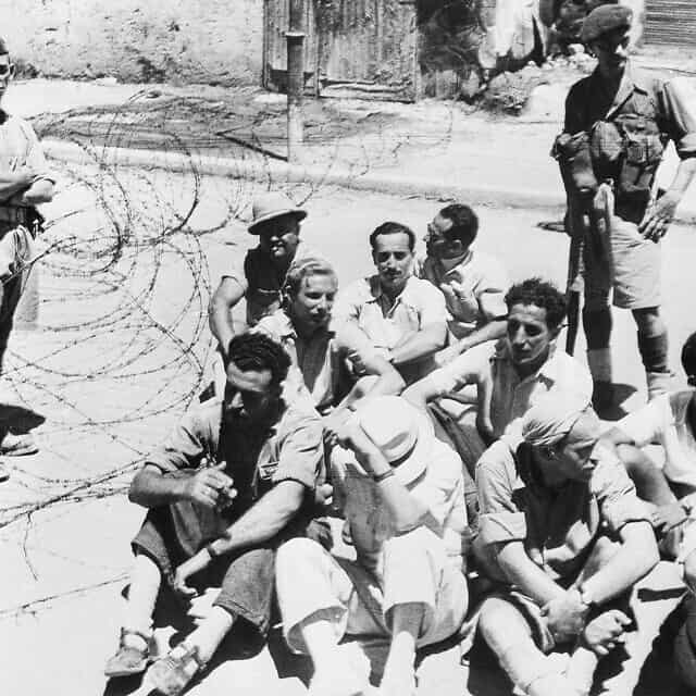 חיילים בריטיים בודקים תעודות זיהוי של יהודים החשודים כחברי מחתרת, אוגוסט 1946 (צילום: AP Photo)