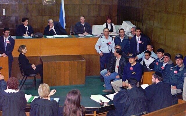 משפטו של יגאל עמיר, ב-19 בדצמבר 1995. בהרכב השופטים אדמונד לוי (במרכז), סביונה לוי (משמאל) ועודד מודריק (מימין) (צילום: AP PHOTO/Nati Harnik)