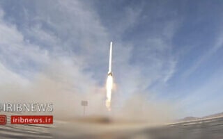 צילום מסך מוידאו, טיל אירני נושא לווין מאזור לא ידוע באיראן (צילום: IRIB-via-AP) צילום מסך מוידאו, טיל אירני נושא לווין מאזור לא ידוע באיראן (צילום: IRIB-via-AP)