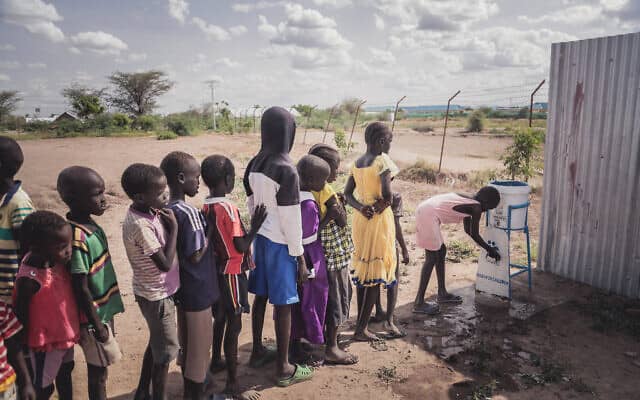 ילדים משתמשים במתקן למים נקיים במתחם של ישראייד במחנה הפליטים קקומה, קניה (צילום: ליאור ספרנדאו/ישראייד)