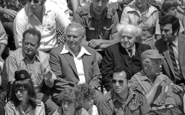 דוד בן גוריון, אפרים קציר ויגאל אלון צופים במצעד צה״ל בירושלים, ביום העצמאות ה-25, ב-7 במאי 1973 (צילום: משה מילנר/לע״מ)