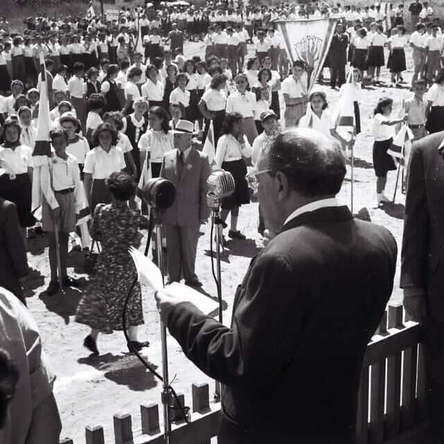 זלמן שז&quot;ר נואם בפני תנועות הנוער באיצטדיון מכבי בתל אביב, ביום העצמאות הראשון ב-4 במאי 1949 (צילום: האנס פין/לע״מ)