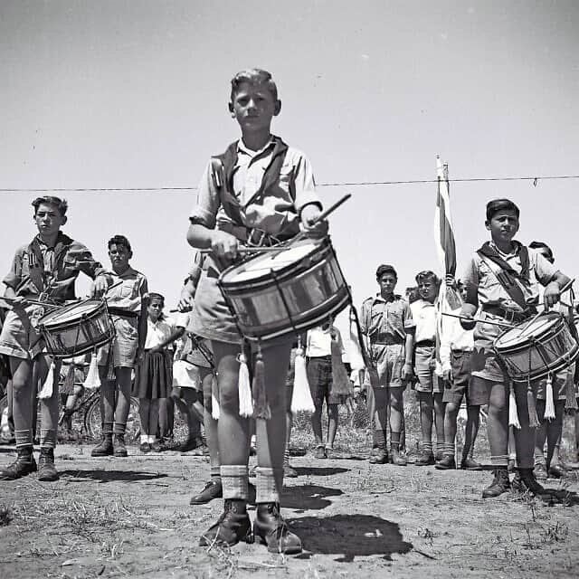 מצעד תלמידי בית ספר הקריה בתל אביב ביום העצמאות הראשון, ב-4 במאי 1949 (צילום: דוד אלדן/לע״מ)