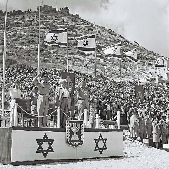 דוד בן גורין במצעד יום העצמאות החמישי שנערך בחיפה ב-20 באפריל 1953 (צילום: האנס פין/לע״מ)