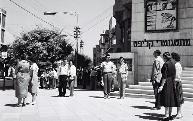 עוברי אורח עומדים בצפירה ליד קולנוע מוגרבי בתל אביב, ביום הזיכרון ב-1 במאי 1960 (צילום: לע״מ)