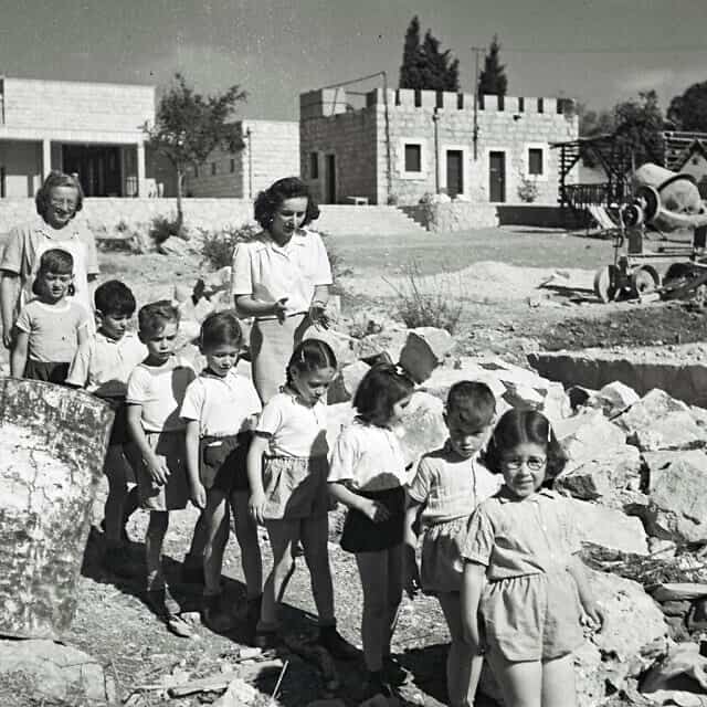 דור ילדי הגן הראשון בכפר עציון, ב-30 באפריל 1947 (צילום: זולטן קלוגר/לע״מ)