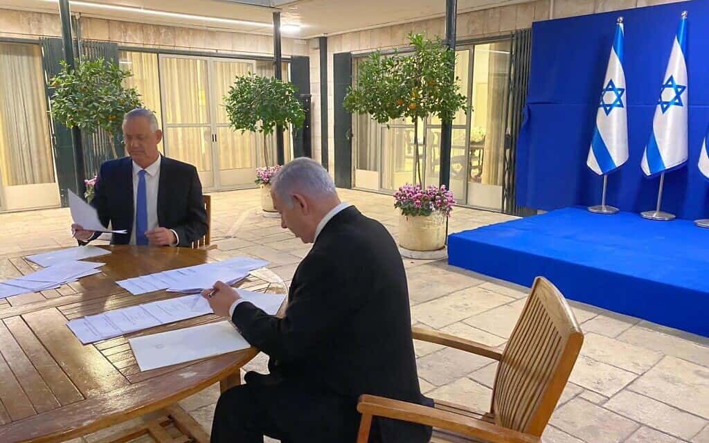 בני גנץ ובנימין נתניהו חותמים על ההסכם הקואליציוני במעון ראש הממשלה בבלפור, ב-20 באפריל 2020