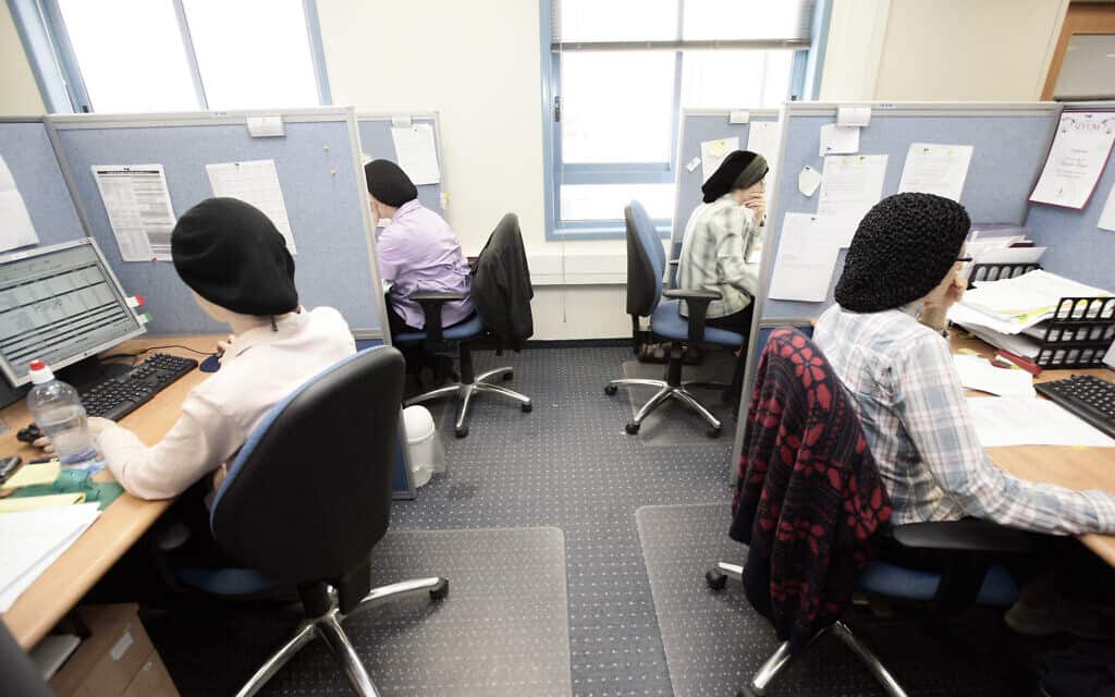 נשים חרדיות מועסקות בחברת הייטק במודיעין עלית (צילום: Abir Sultan/Flash 90)