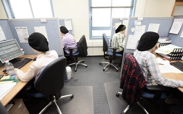 נשים חרדיות מועסקות בחברת הייטק במודיעין עלית (צילום: Abir Sultan/Flash 90)