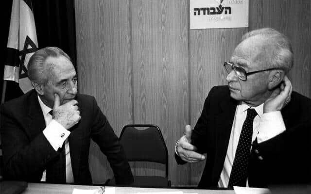 יצחק רבין ושמעון פרס במרכז מפלגת העבודה ב-13 ביולי 1992 (צילום: משה שי/פלאש90)