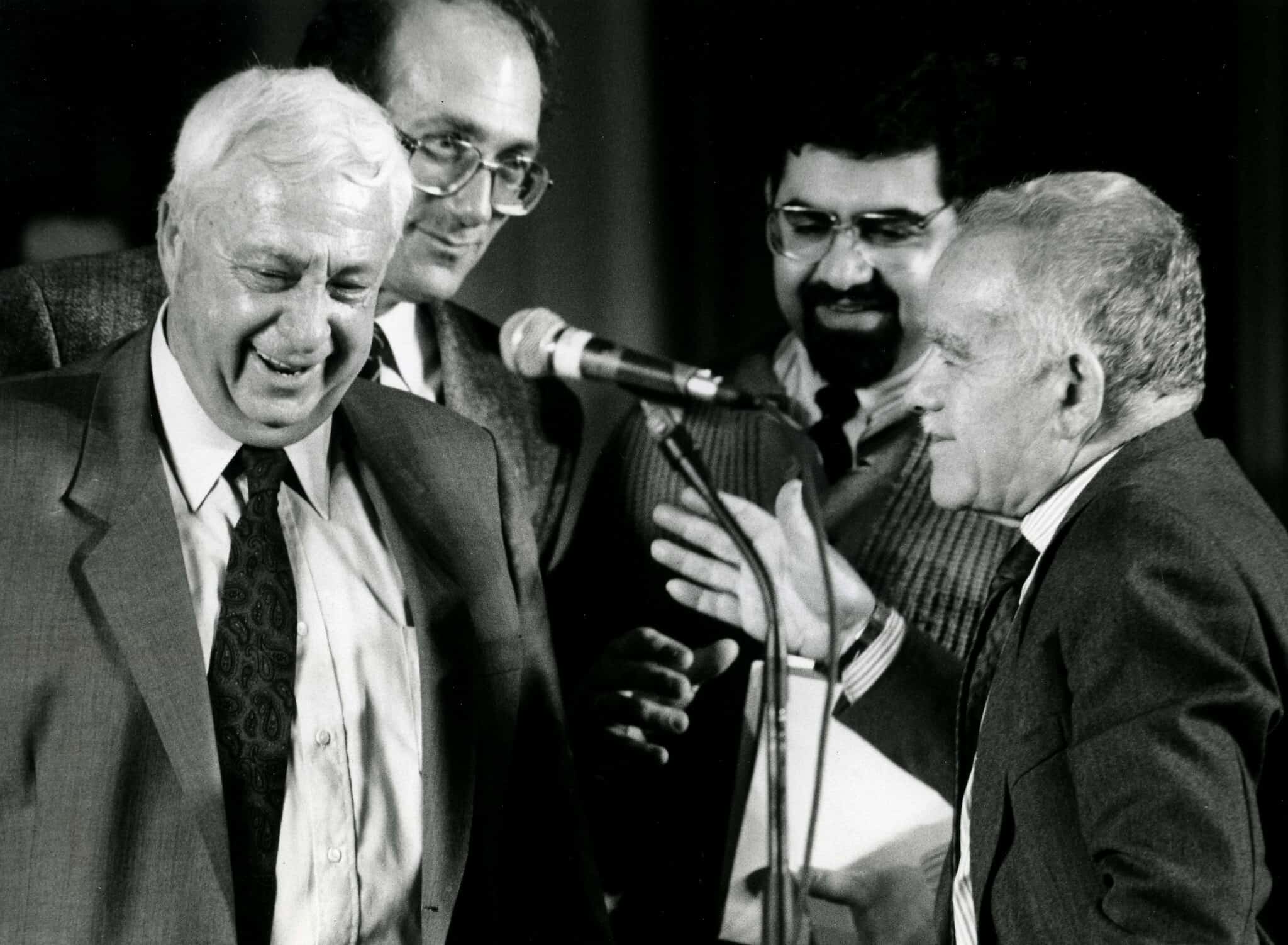 יצחק שמיר, אהוד אולמרט ואריאל שרון ב-1986 (צילום: משה שי/פלאש90)