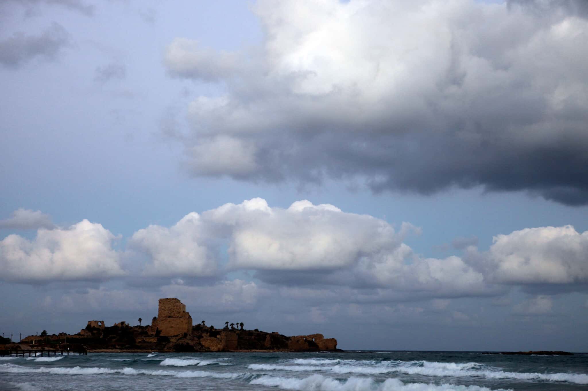 חוף המבצר בעתלית (צילום: Abir Sultan/Flash 90)