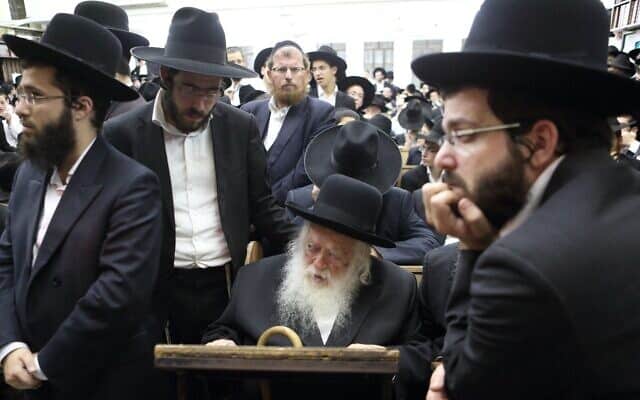 הרב קנייבסקי בבית כנסת בבני ברק (צילום: Yaakov Naumi/Flash90)