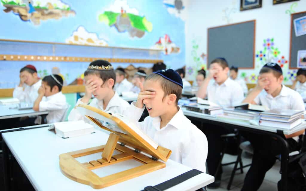 תלמידים בבית ספר בביתר עלית. (צילום: Mendy Hechtman/Flash90) תלמידים בבית ספר בביתר עלית. (צילום: Mendy Hechtman/Flash90)
