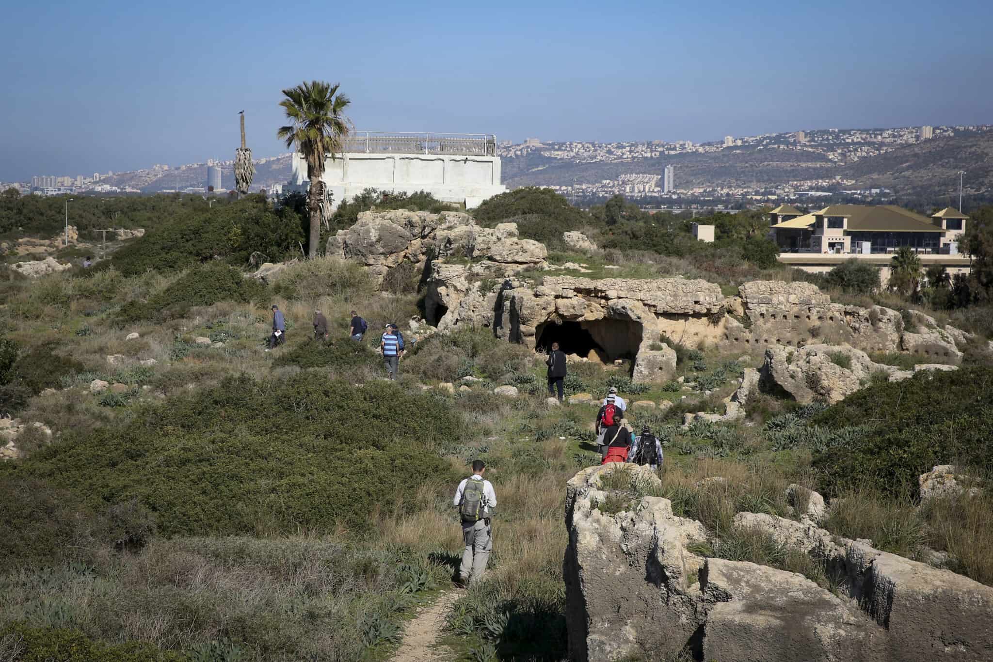 אנשים מטיילים סמוך לחוף המבצר בעתלית (צילום: Yossi Zamir/Flash90)