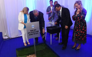 ראש הממשלה בנימין נתניהו ורעייתו הגב' שרה נתניהו
טקס הנחת אבן פינה למתחם פארק הים על שם יוני נתניהו ז"ל ב בת ים' 2017 (צילום: Kobi Gideon / GPO) ראש הממשלה בנימין נתניהו ורעייתו הגב' שרה נתניהו
טקס הנחת אבן פינה למתחם פארק הים על שם יוני נתניהו ז"ל ב בת ים' 2017 (צילום: Kobi Gideon / GPO)