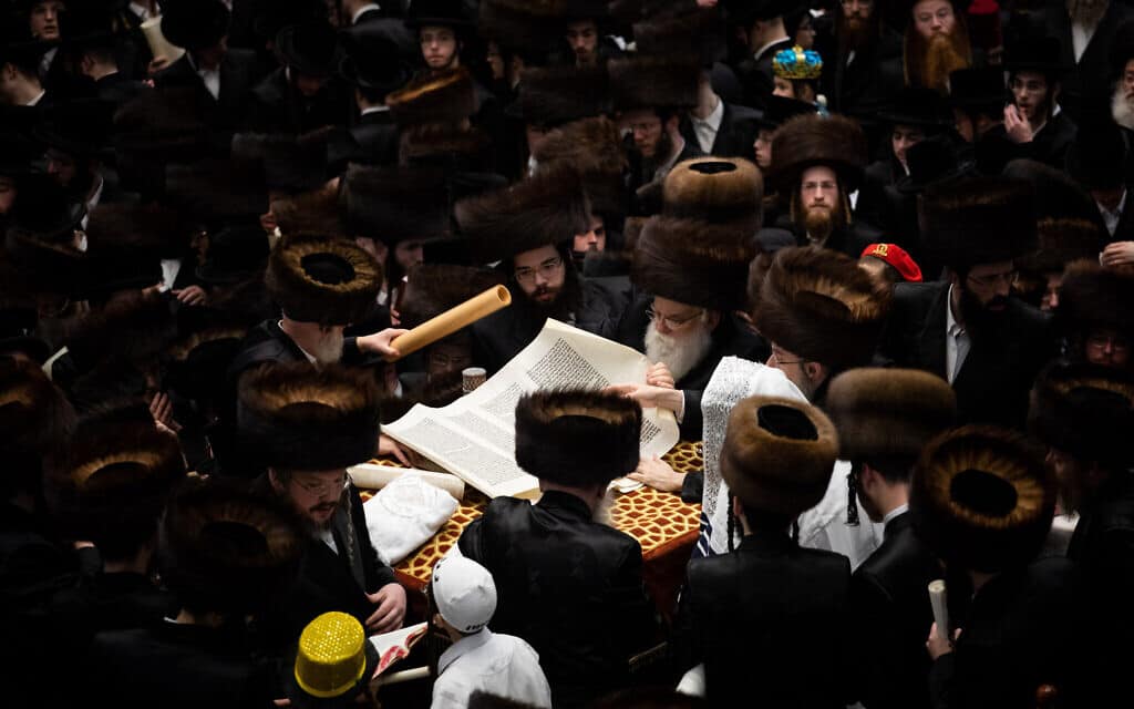 קריאת ההגדה בקהילה החרדית בירושלים בפורים השנה, 10 במרץ (צילום: Yonatan Sindel/Flash90)
