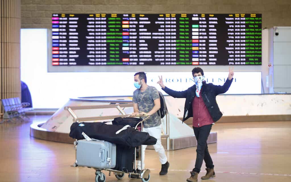 נוסעים המגיעים לנתב״ג. מרץ 2020 (צילום: פלאש90) נוסעים המגיעים לנתב״ג. מרץ 2020 (צילום: פלאש90)