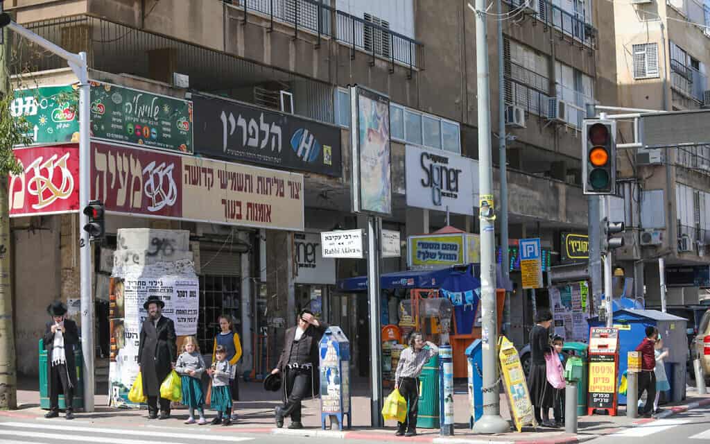 חנויות ברחוב בני עקיבא בבני ברק (צילום: Yossi Aloni/Flash90) חנויות ברחוב בני עקיבא בבני ברק (צילום: Yossi Aloni/Flash90)