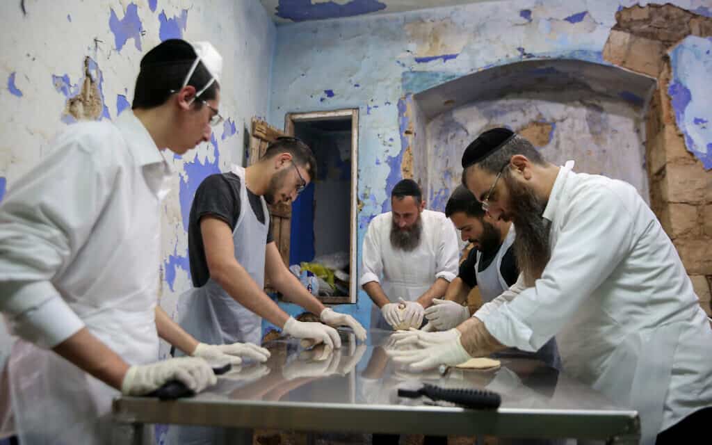 מגפת הקורונה: אפיית מצות בצפת, פסח 2020 (צילום: David Cohen/Flash90) מגפת הקורונה: אפיית מצות בצפת, פסח 2020 (צילום: David Cohen/Flash90)