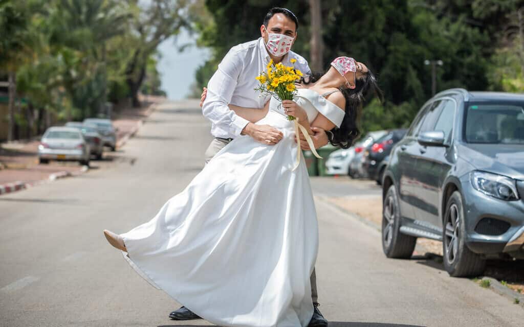 חתונה בצל הקורונה: אילוסטרציה, למצולמים אין קשר לנאמר (צילום: Yossi Aloni/Flash90)