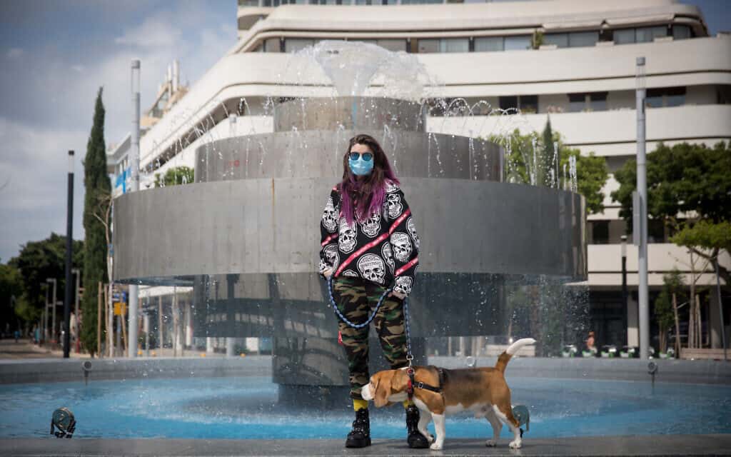 מגפת הקורונה: אישה בכיכר דיזנגוף בתל אביב (צילום: Miriam Alster/Flash90)