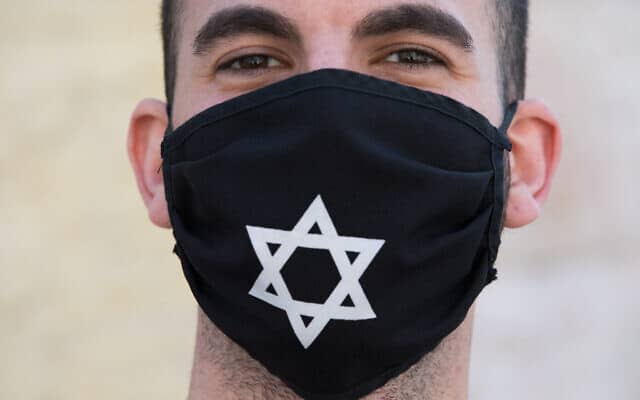 משבר הקורונה: צעיר עם מסכה מקורית בירושלים, למצולם אין קשר לנאמר (צילום: Nati Shohat/Flash90)