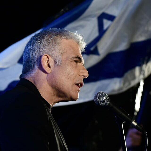 יאיר לפיד בהפגנה בכיכר רבין, ב-19 באפריל 2020 (צילום: תומר נויברג/פלאש90)