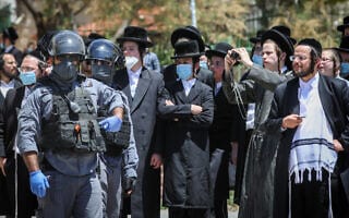 עימותים בין שוטרים לחרדים בבית שמש, 28 באפריל 2020 (צילום: Yaakov Lederman/Flash90) עימותים בין שוטרים לחרדים בבית שמש, 28 באפריל 2020 (צילום: Yaakov Lederman/Flash90)