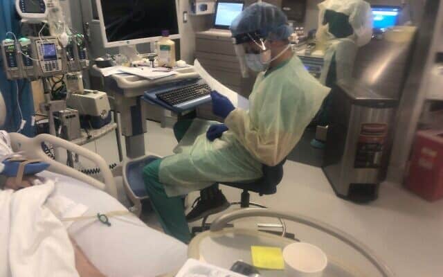 ד&quot;ר רם רות ורופאים נוספים בזמן משמרת בבית החולים הר סיני בקווינס (צילום: באדיבות ד&quot;ר רם רות)